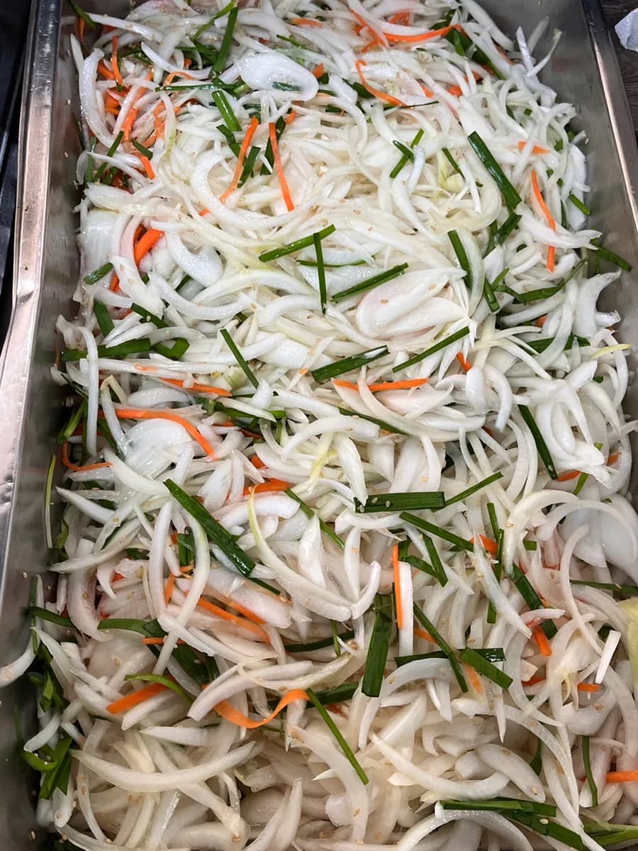Поднос в корейской акушерской столовой с необиани, крокетами, салатом и супом