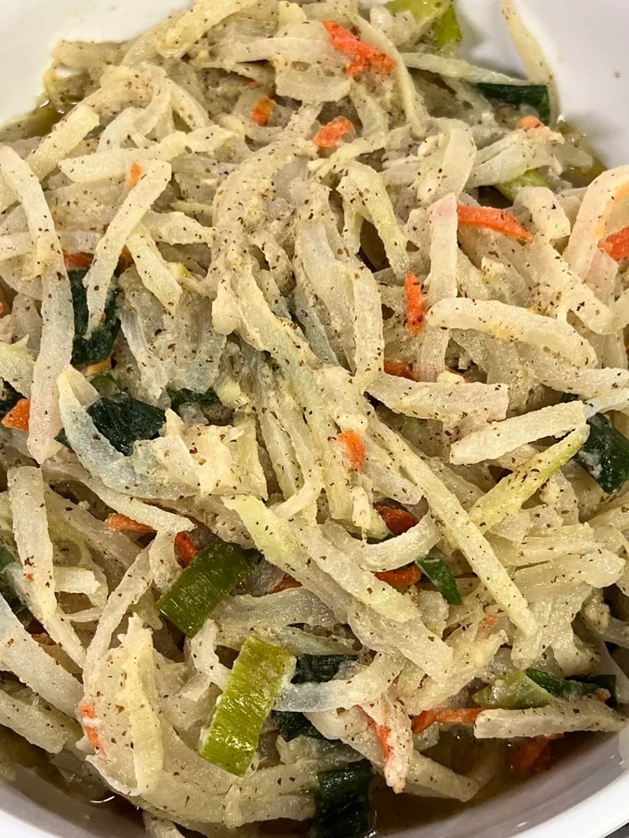 Поднос в корейской акушерской столовой с необиани, крокетами, салатом и супом