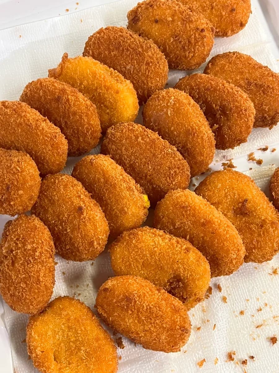 Поднос в корейской акушерской столовой с необиани, крокетами, салатом и супом