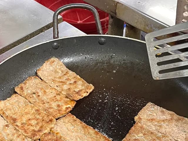 Поднос в корейской акушерской столовой с необиани, крокетами, салатом и супом