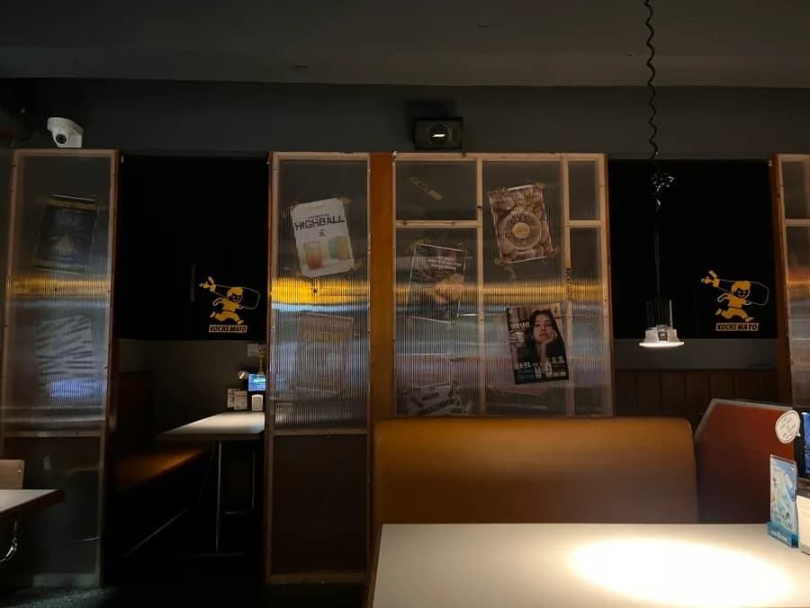 Sofasitzplätze im Innenraum von Kkochi Mayo Sanbon