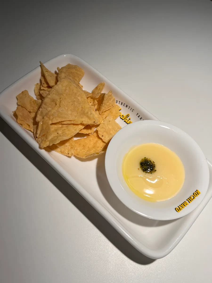 Nachos mit Sauce mit Basilikumnote