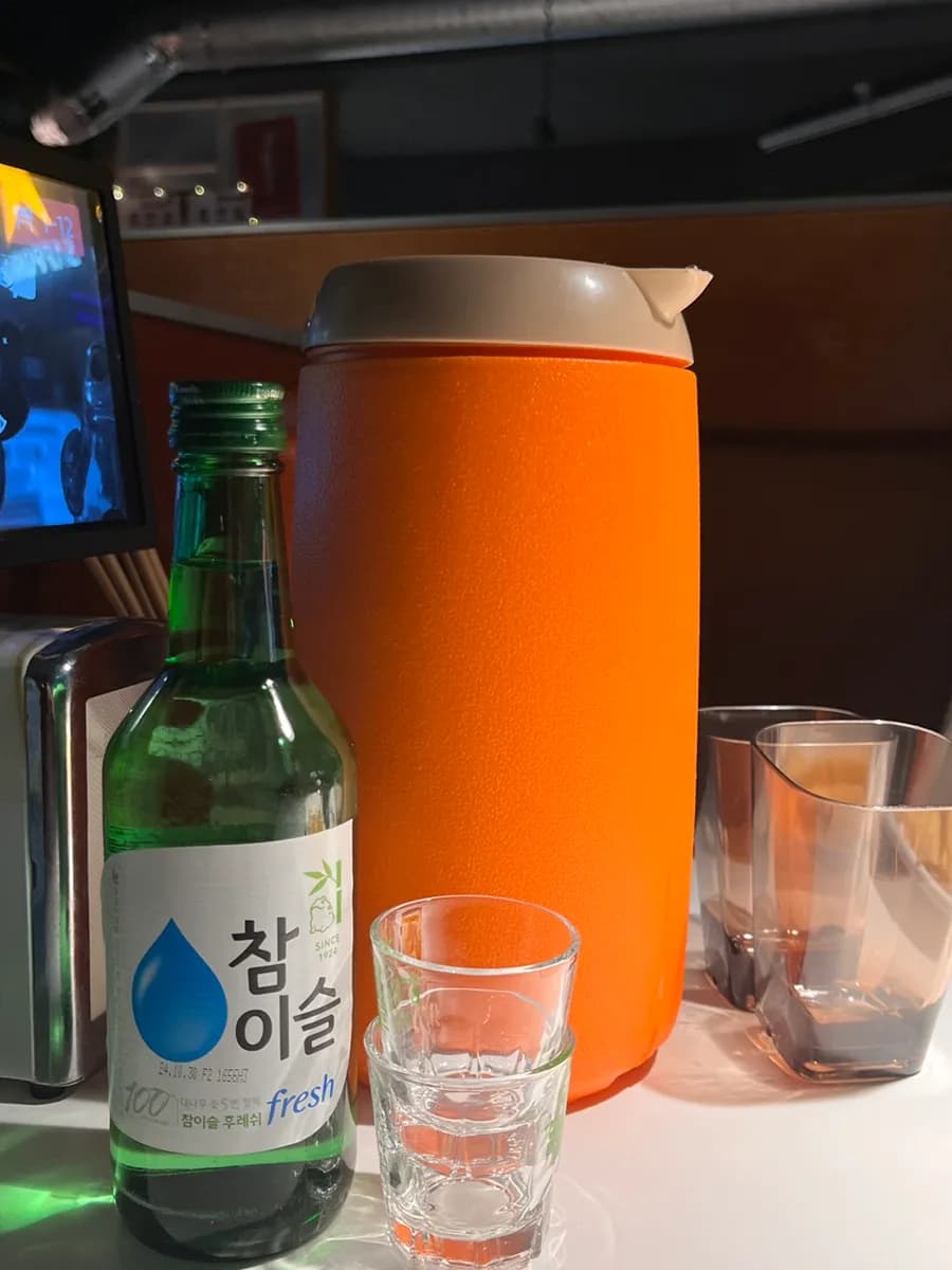 Große Wasserkanne bei Kkochi Mayo