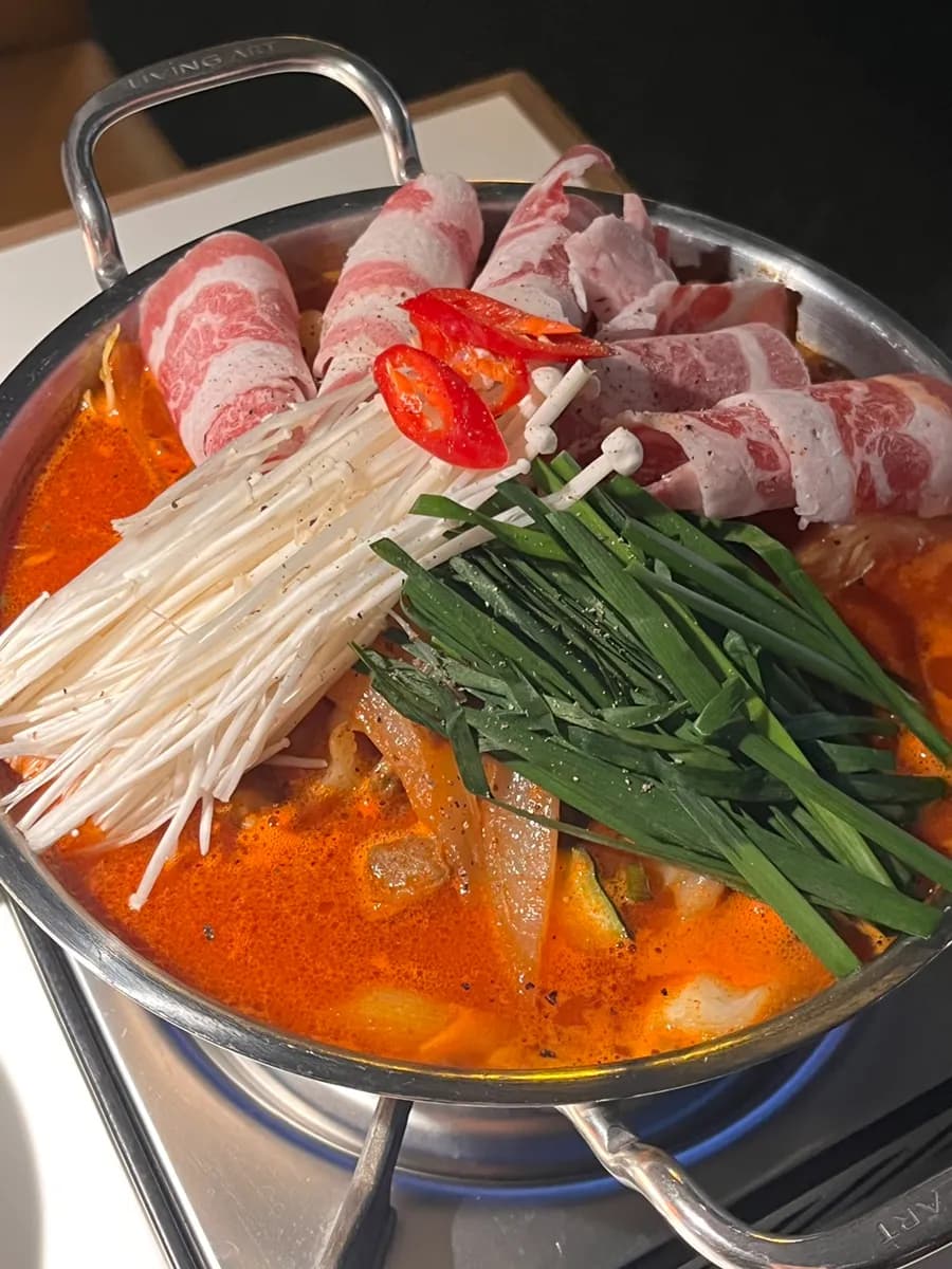 Meeresfrüchte-Rinderbrust-Jjambbong-tang mit Gemüse