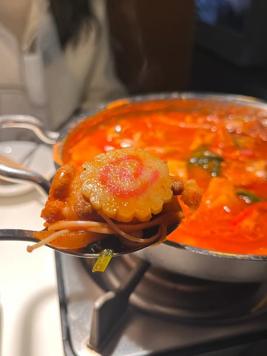 Fertige scharfe Udon-Nudeln und Suppe