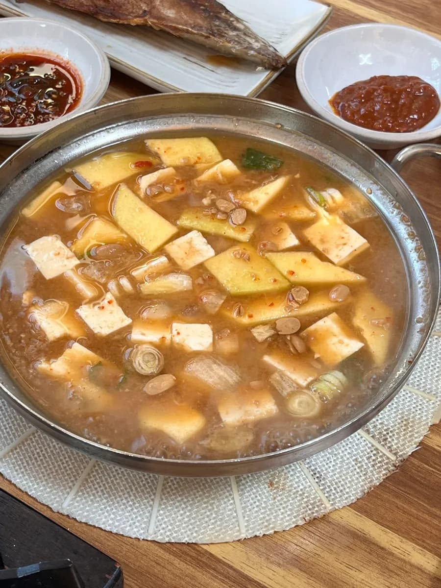 Doenjang jjigae with tofu and vegetables