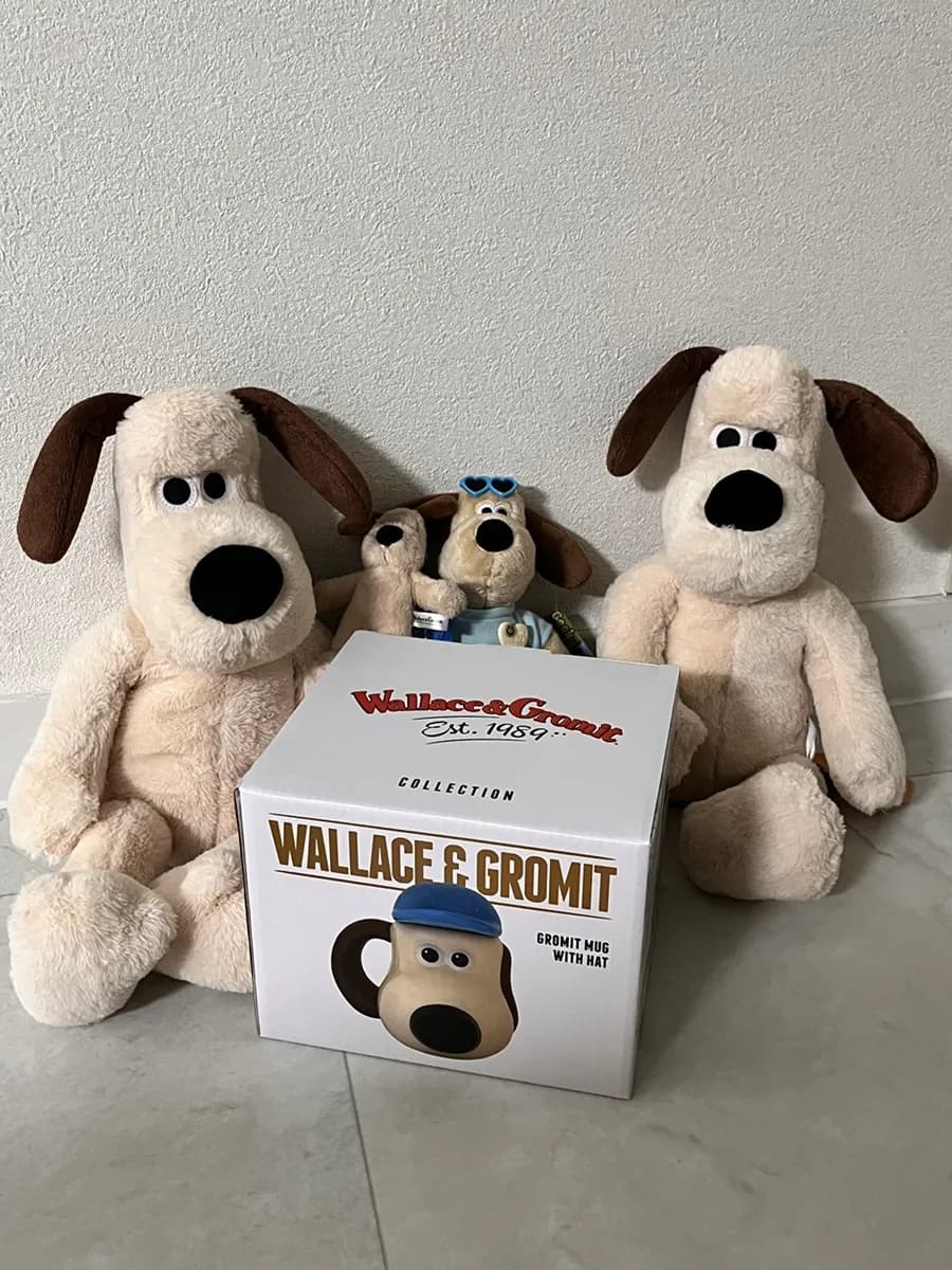 Mug Gromit dengan topi biru dipamerkan bersama barangan Gromit
