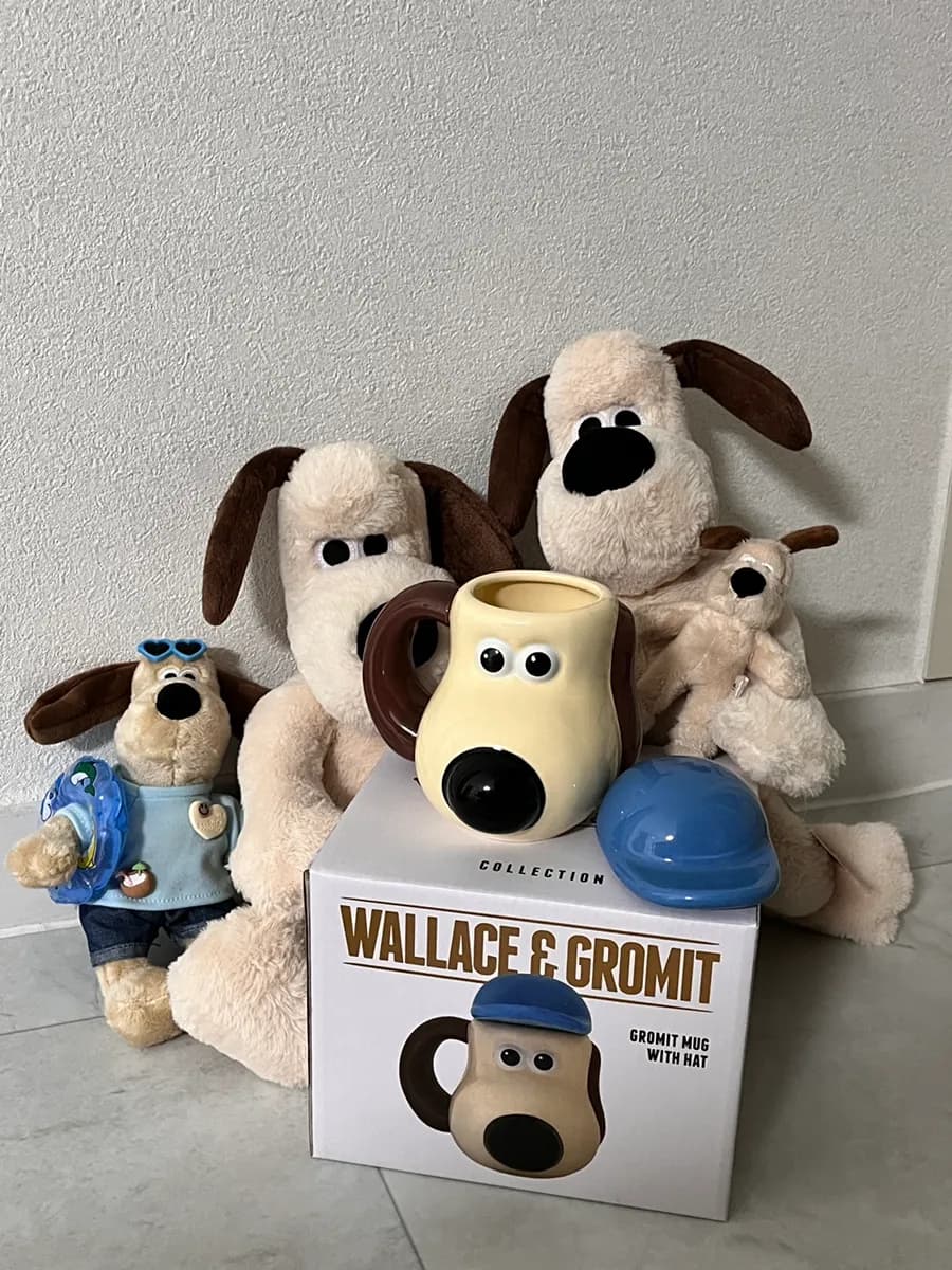 Reka bentuk mug Gromit dengan dan tanpa topi