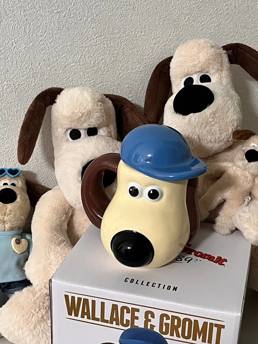 Muka mug Gromit dengan hidung besar dan pemegang tebal