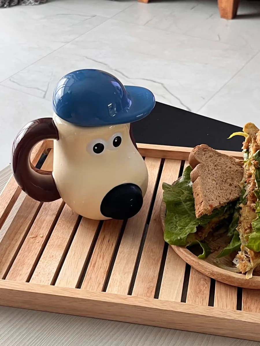 Mug Gromit digayakan di atas dulang kayu
