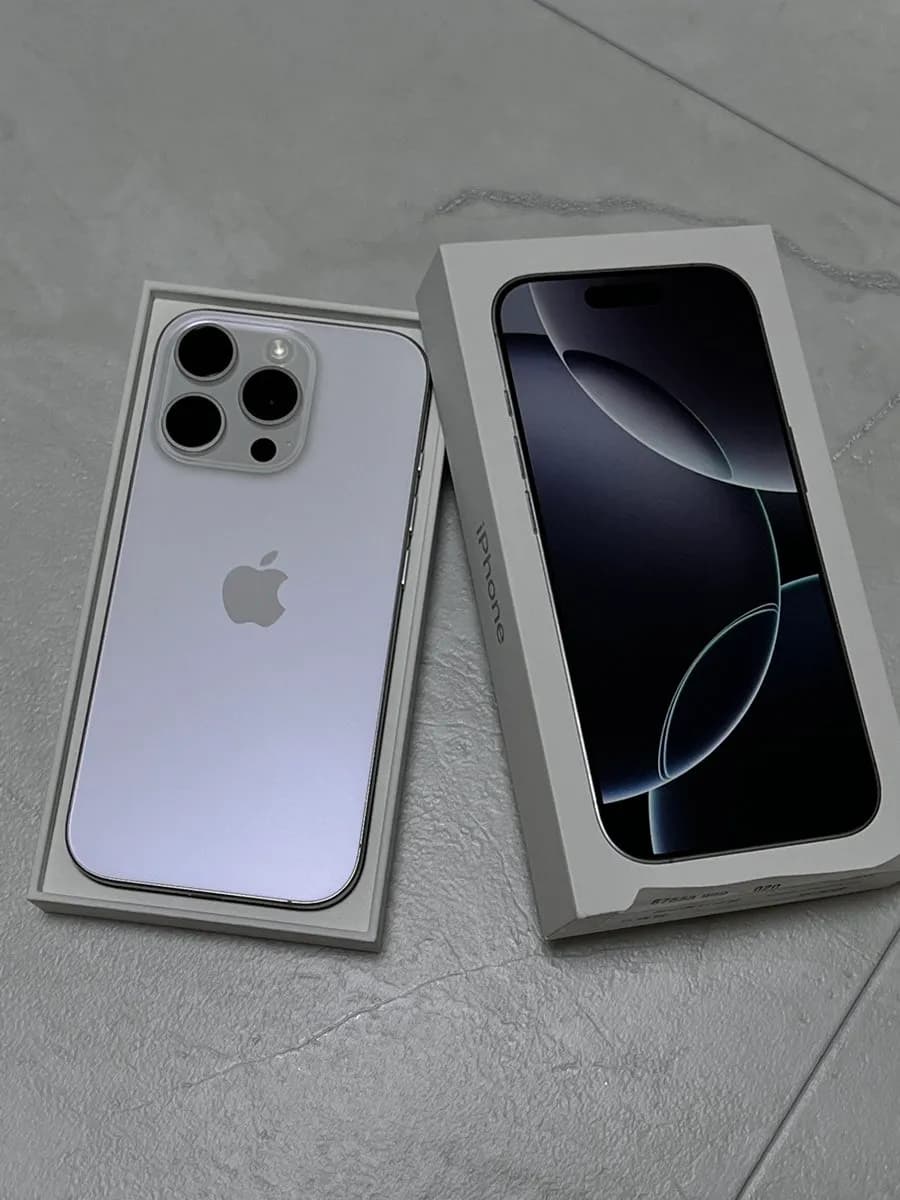 Color White Titanium del iPhone 16 Pro con la luz