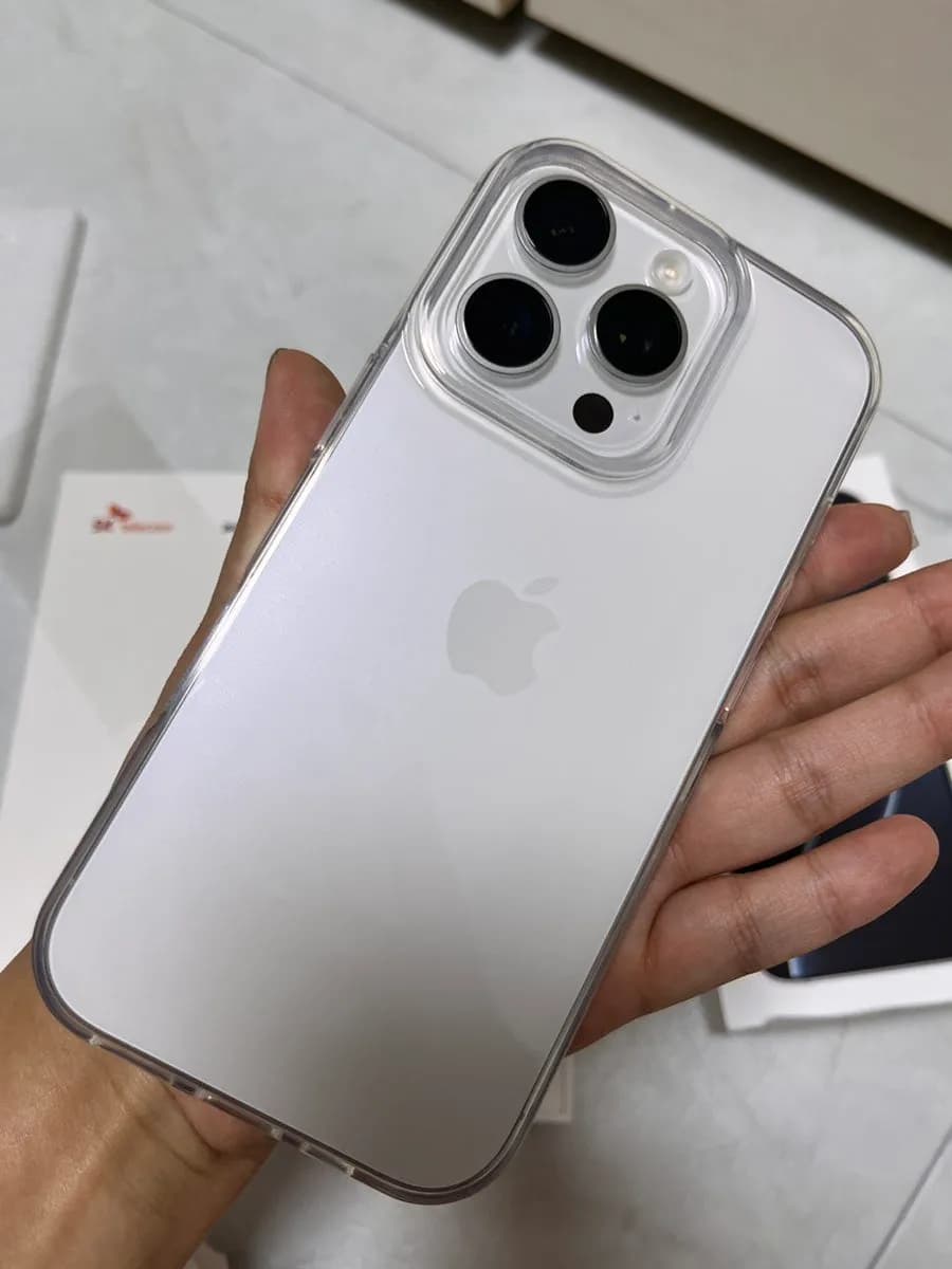 Funda básica transparente de gel en el iPhone 16 Pro