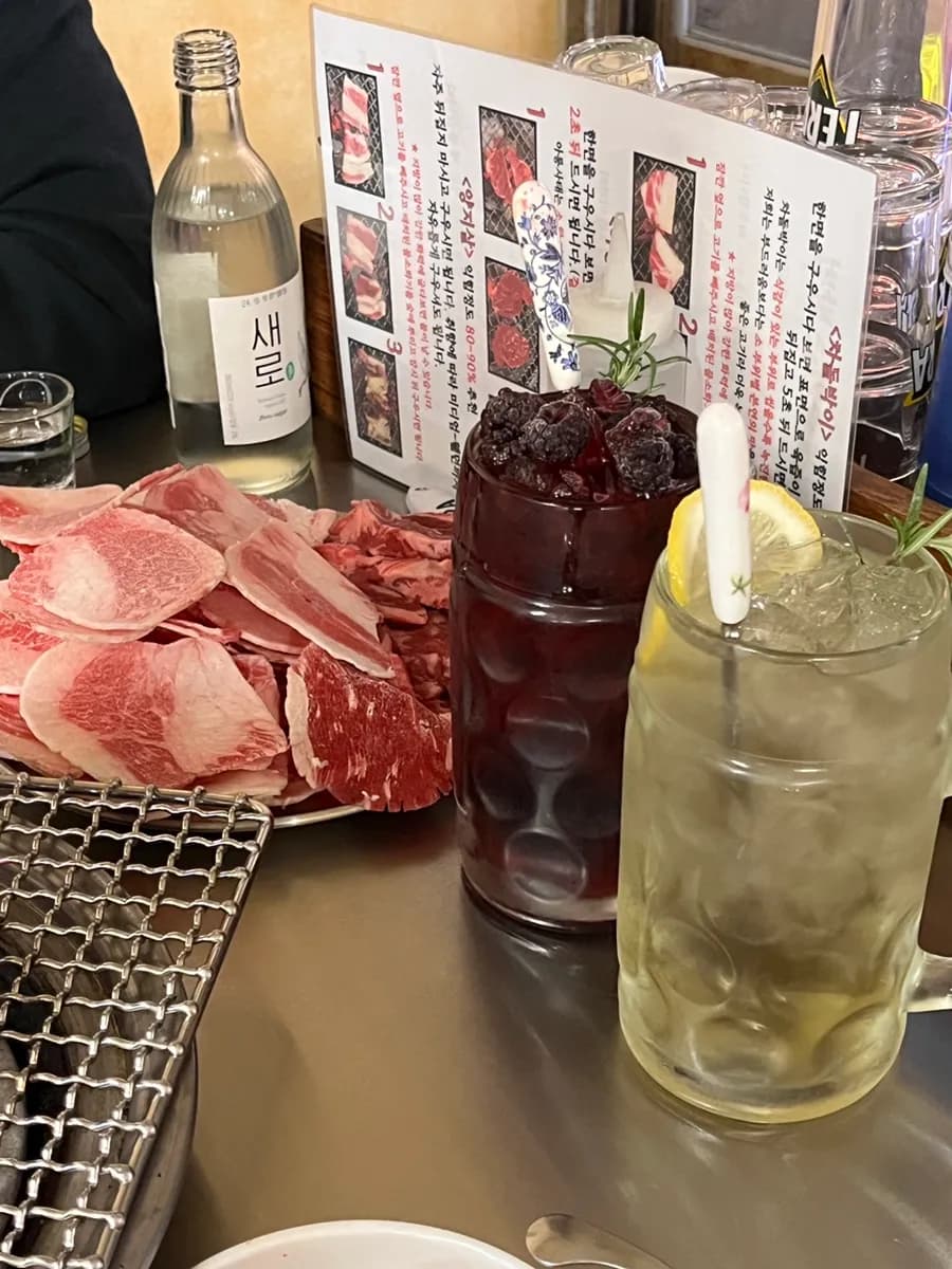 Highball dan soju bersama daging sapi panggang
