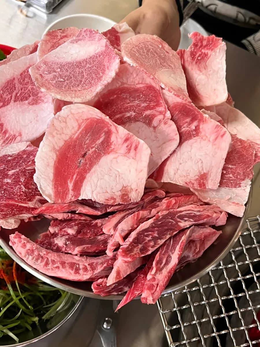 Platter chadolbagi dan galbisal di atas panggangan