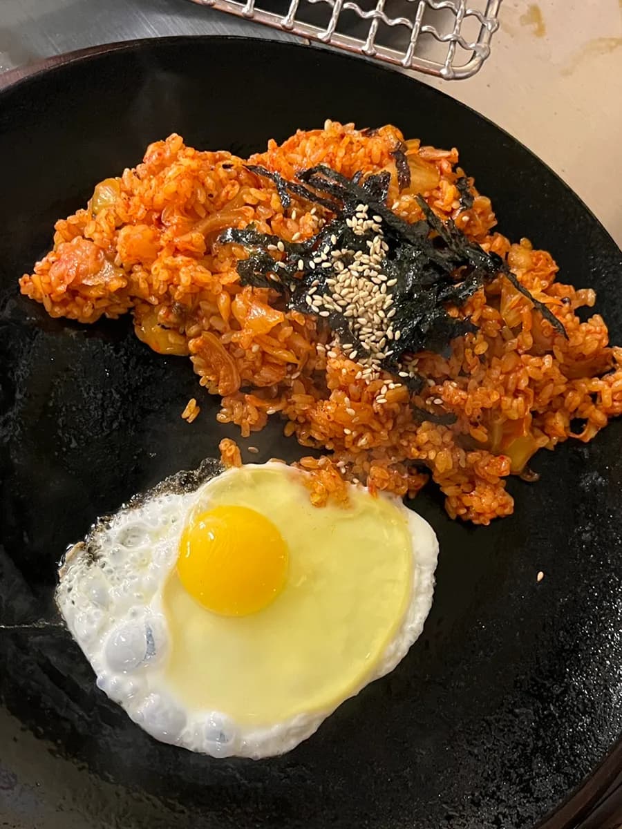 Nasi goreng Cheonjibaek di atas pelat besi