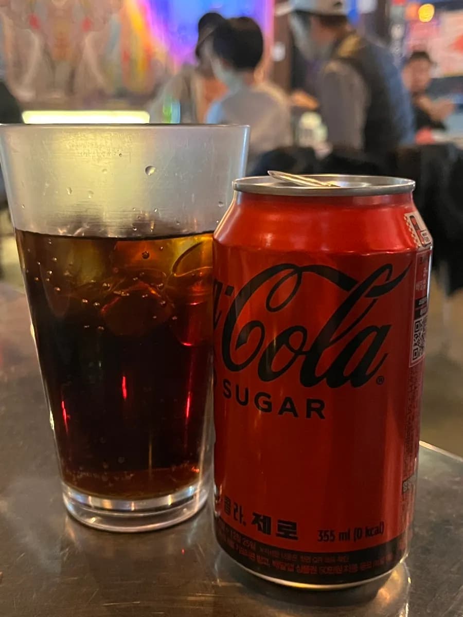 Bebidas servidas antes del pedido de comida tailandesa
