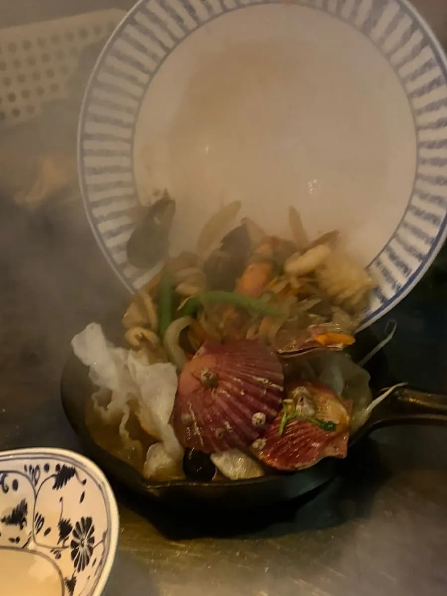 Curry de cangrejo blando acompañado de cerveza