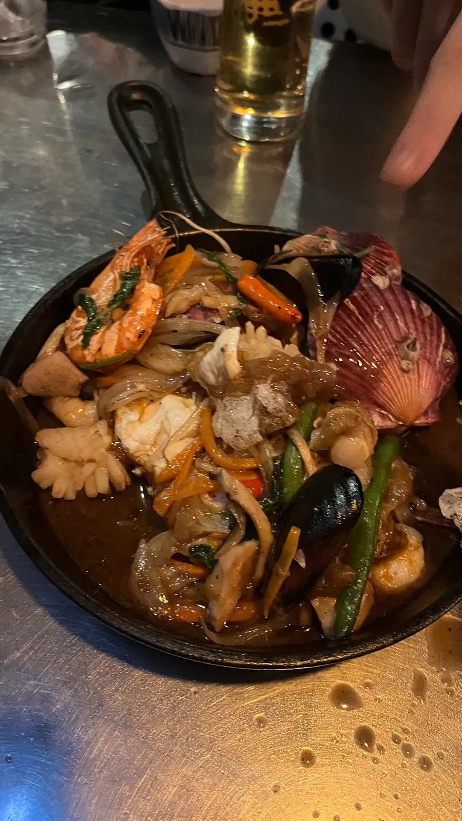 Nuevo plato Rad Na servido sobre una plancha caliente