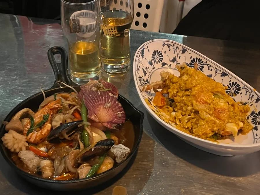Fideos Rad Na masticables con marisco y huevo