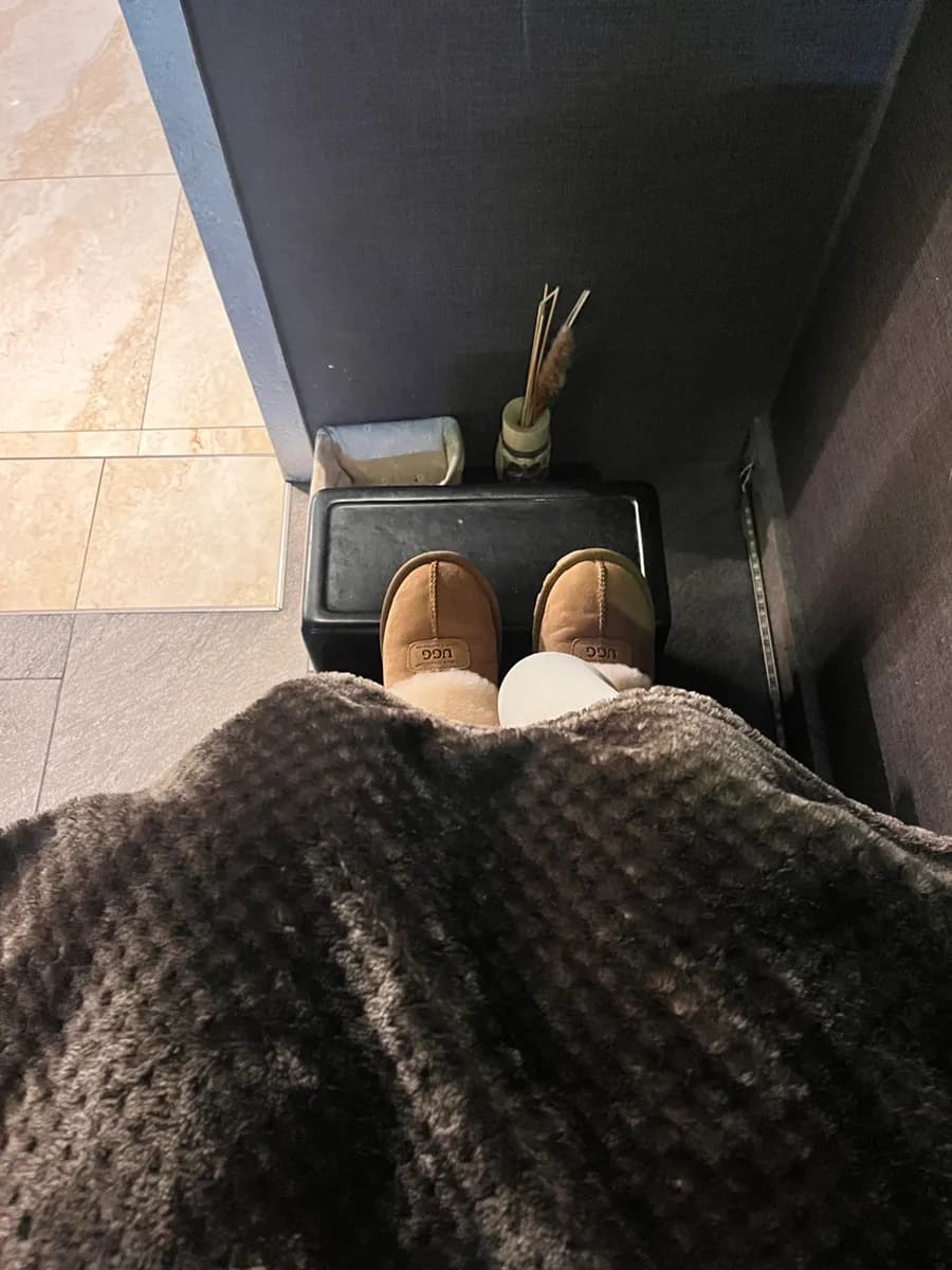 Shampoo room and blanket service before clinic treatment
