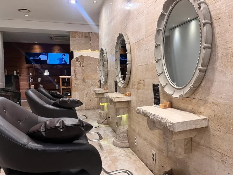Comfortable salon seat with cushion at Huieum Hair