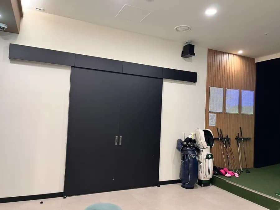 Screen golf hitting area in good condition