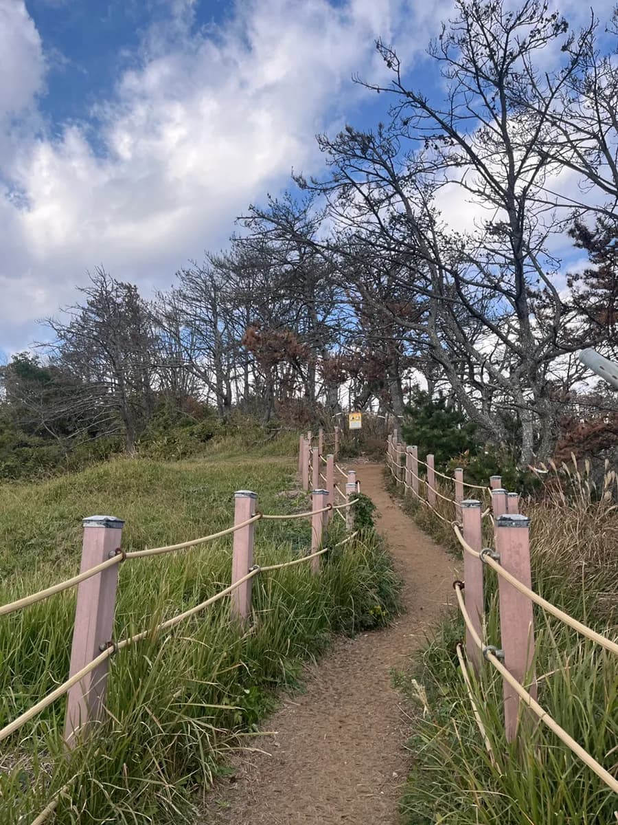 Mga hagdan papuntang Yonggul Cave sa Gampo