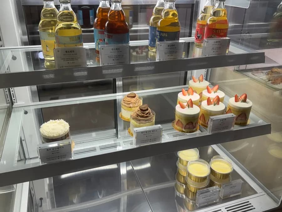 Sanbon 的 Cafe Nokdeon,圣诞装饰与招牌拿铁