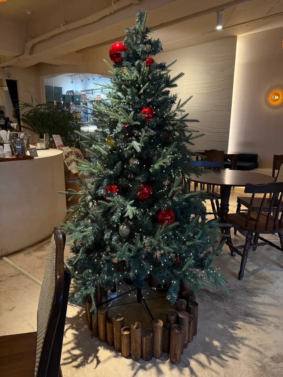 Sanbon 的 Cafe Nokdeon,圣诞装饰与招牌拿铁