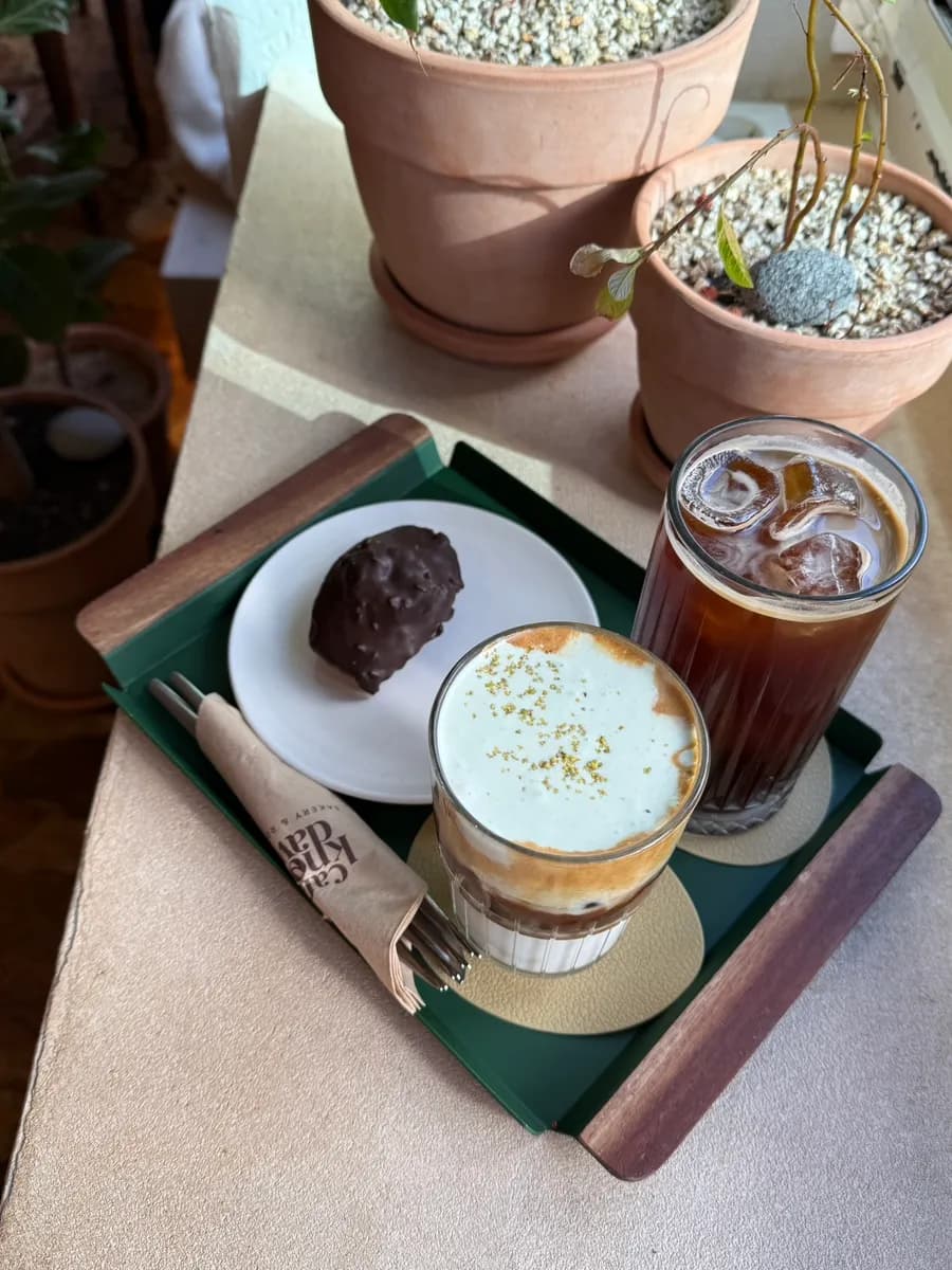Sanbon 的 Cafe Nokdeon,圣诞装饰与招牌拿铁