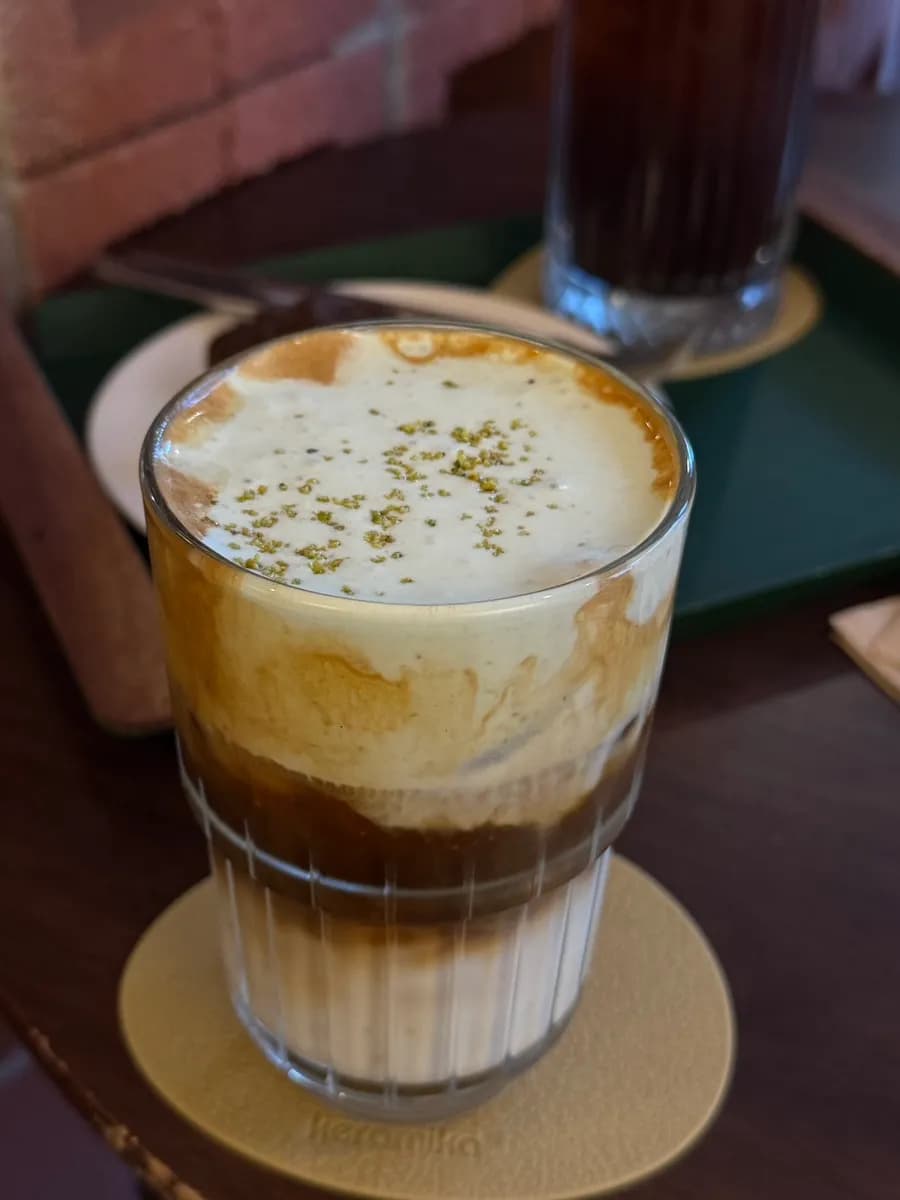 Sanbon 的 Cafe Nokdeon,圣诞装饰与招牌拿铁
