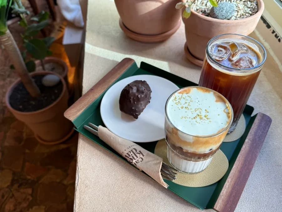 Sanbon 的 Cafe Nokdeon,圣诞装饰与招牌拿铁