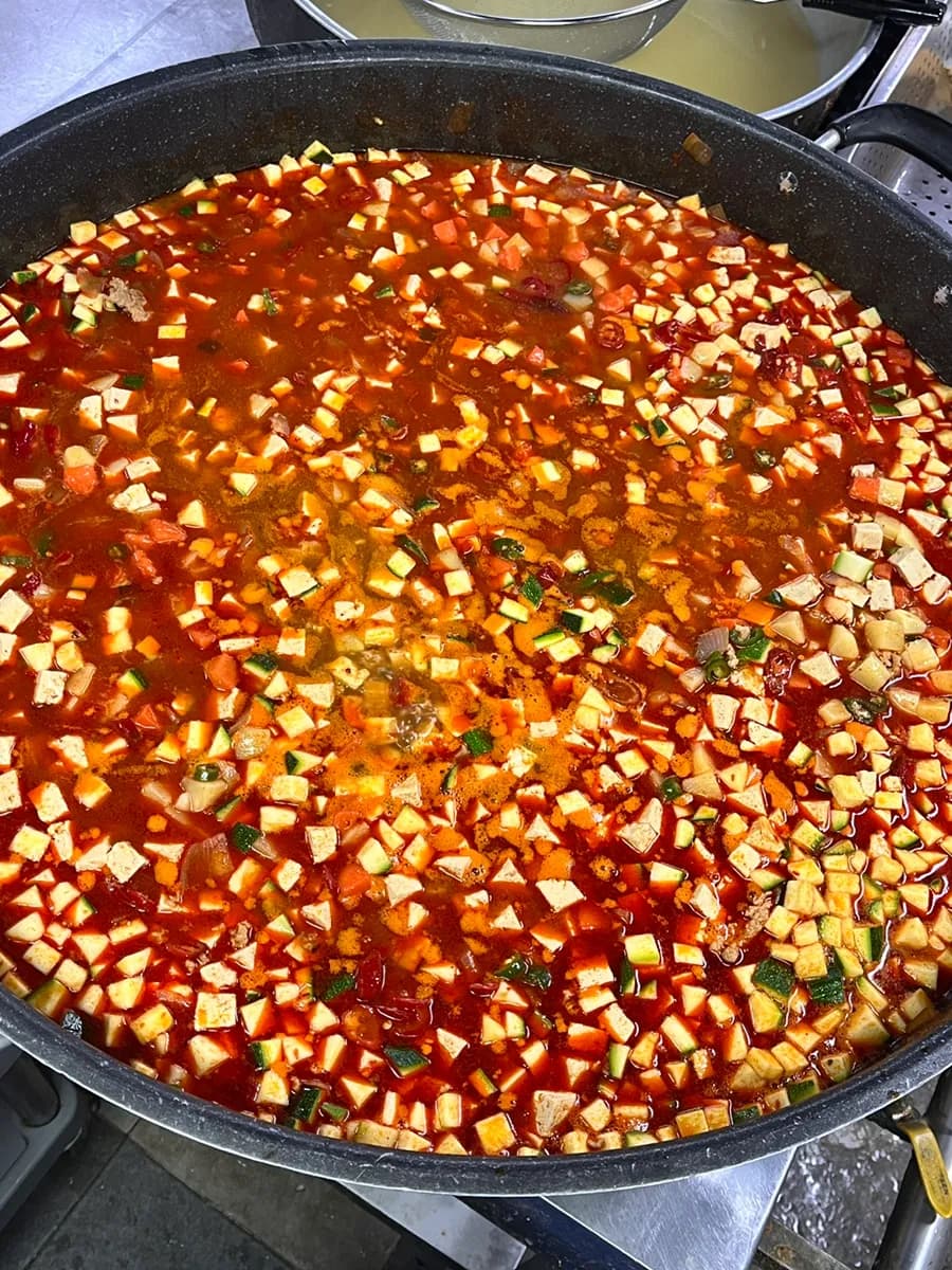 Plateau-repas OB-GYN avec riz au mapo tofu, maquereau teriyaki, poulet braisé à la rose et accompagnements