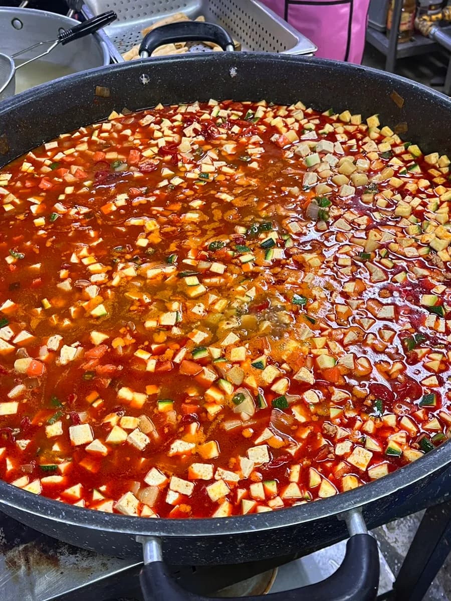 Plateau-repas OB-GYN avec riz au mapo tofu, maquereau teriyaki, poulet braisé à la rose et accompagnements