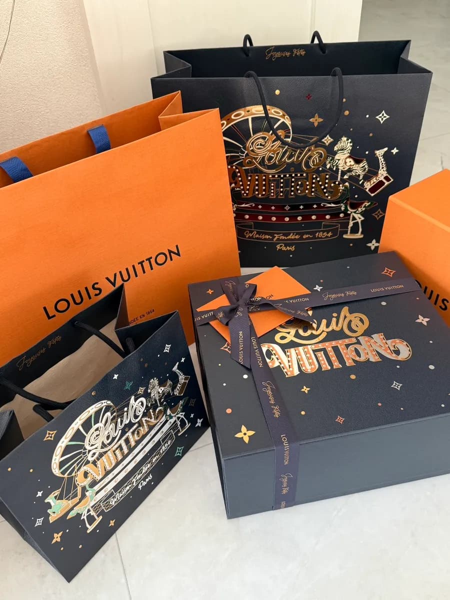 Kemasan holiday Louis Vuitton dengan Cluny Mini dan card holder