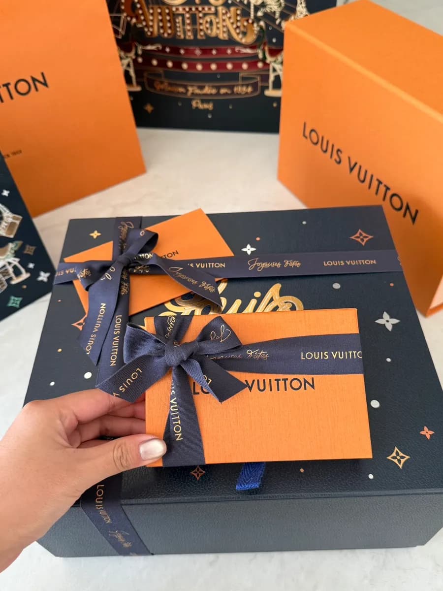 Kemasan holiday Louis Vuitton dengan Cluny Mini dan card holder