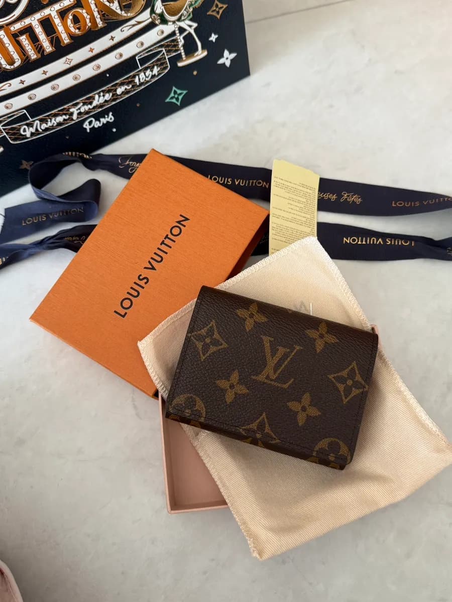 Kemasan holiday Louis Vuitton dengan Cluny Mini dan card holder