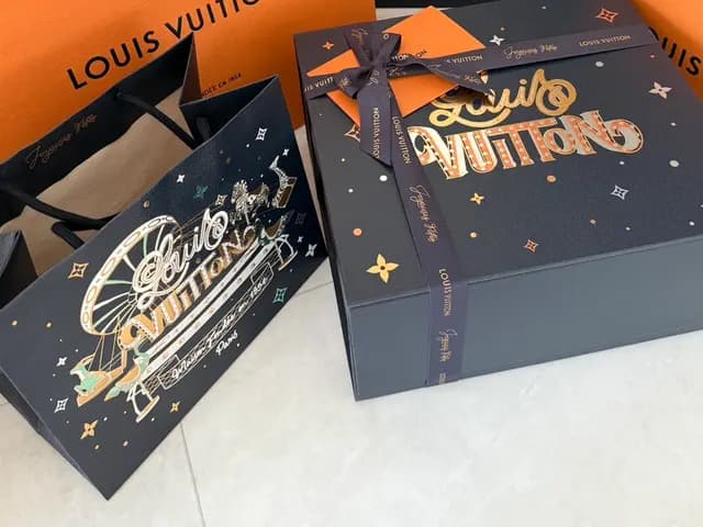 Kemasan holiday Louis Vuitton dengan Cluny Mini dan card holder