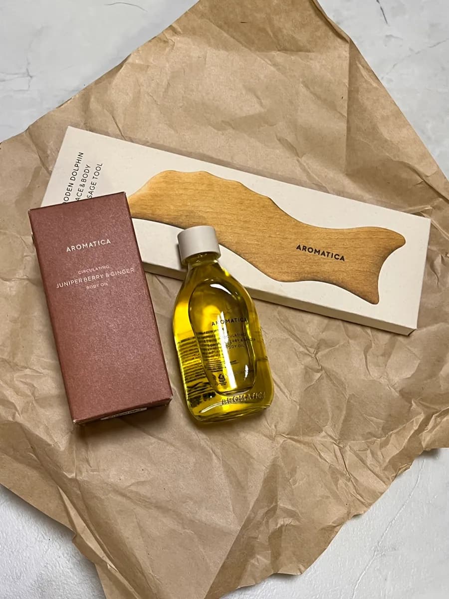 Aceite corporal Aromatica Juniper Berry and Ginger con gua sha delfín