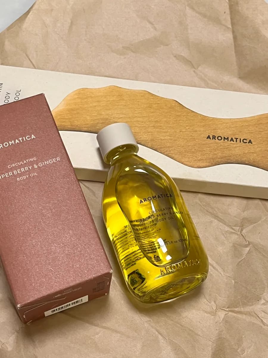 Aceite corporal Aromatica Juniper Berry and Ginger con gua sha delfín
