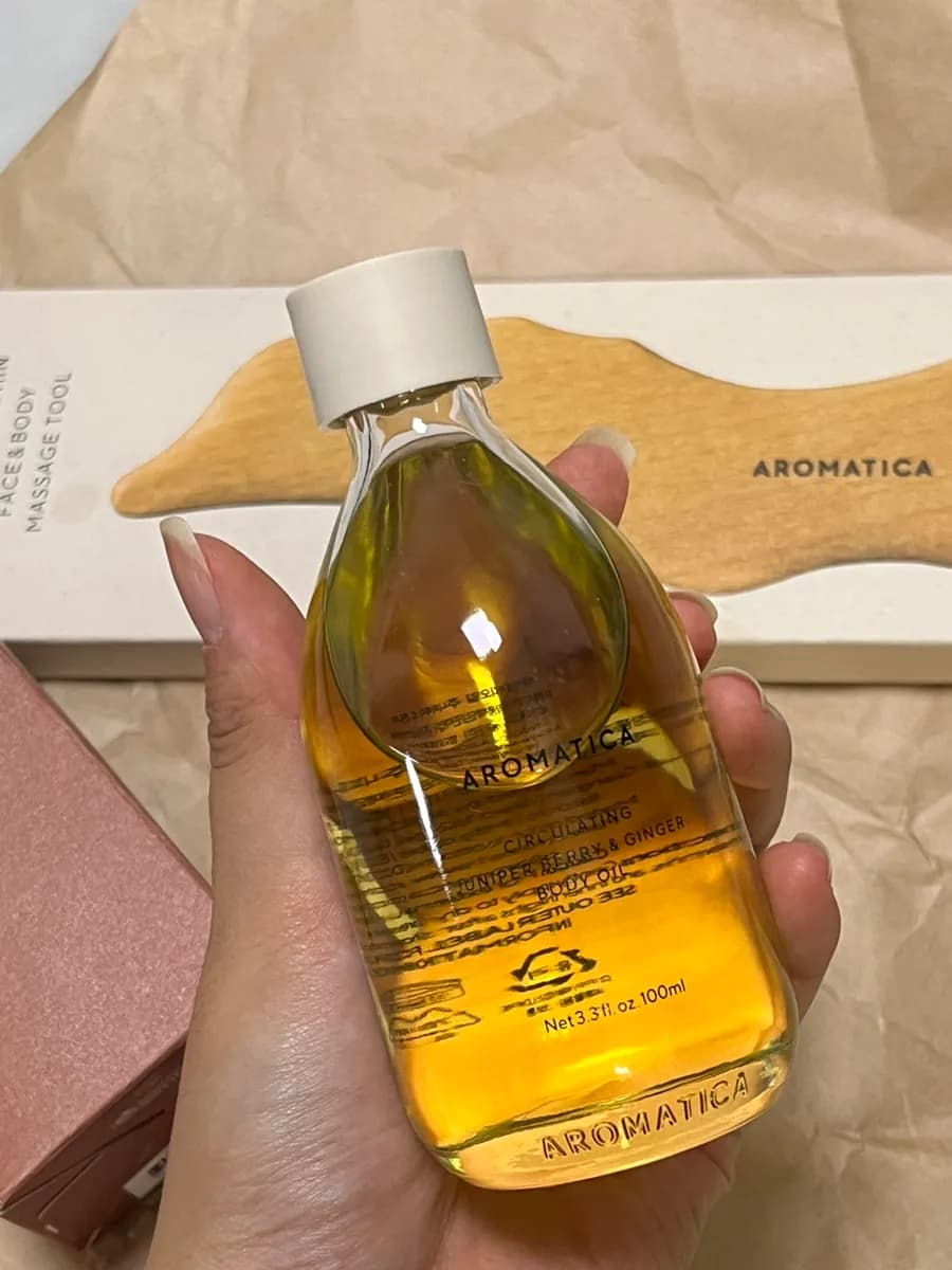 Aceite corporal Aromatica Juniper Berry and Ginger con gua sha delfín