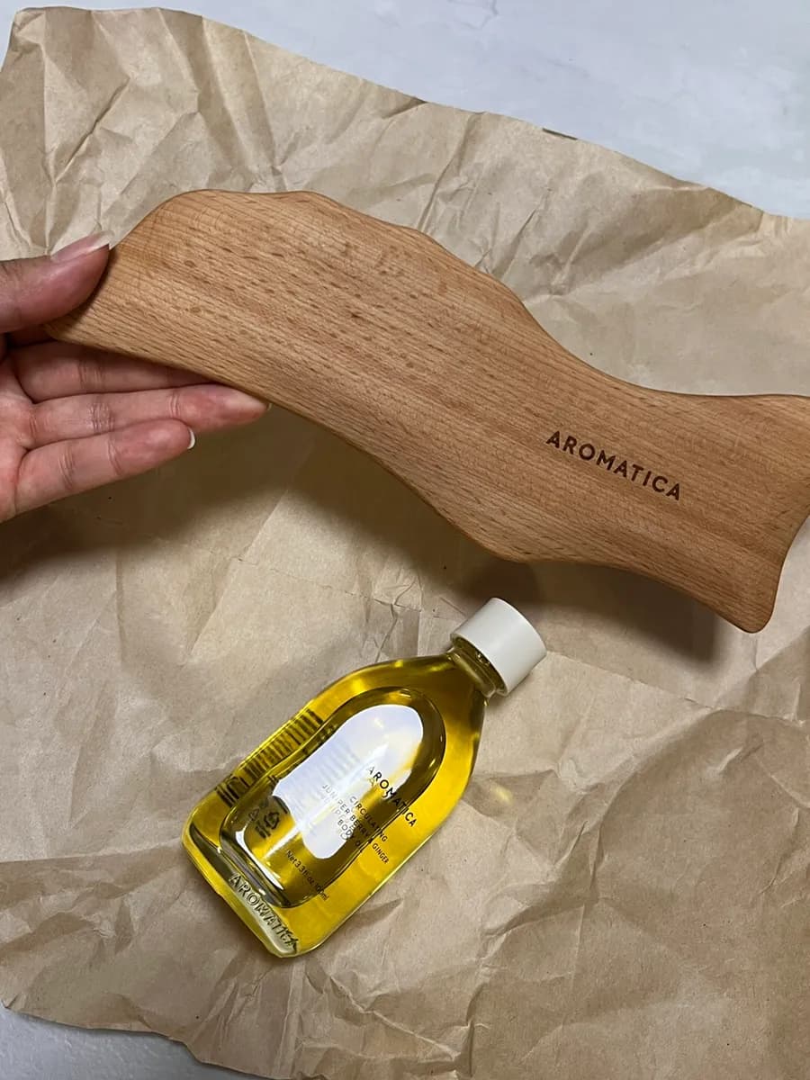 Aceite corporal Aromatica Juniper Berry and Ginger con gua sha delfín