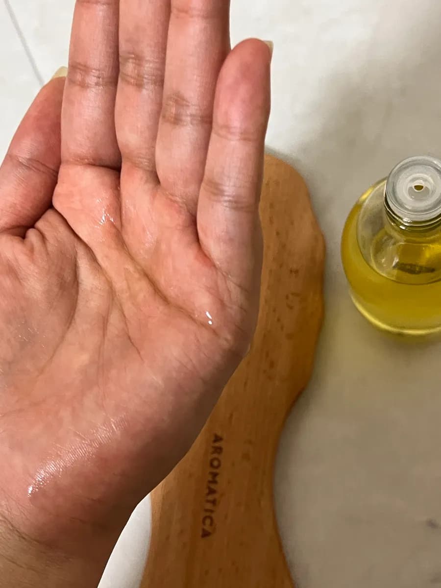 Aceite corporal Aromatica Juniper Berry and Ginger con gua sha delfín