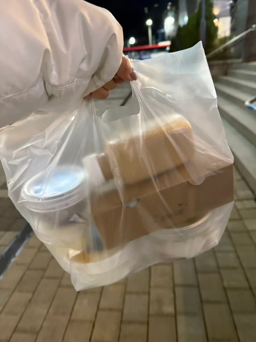 غريو يوغرت قرب محطة ميونغهاك مع أطباق الزبادي اليوناني والحلويات