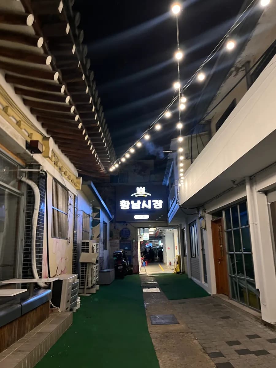 บรรยากาศ Hwangnidan-gil คยองจูในคืนวันเสาร์