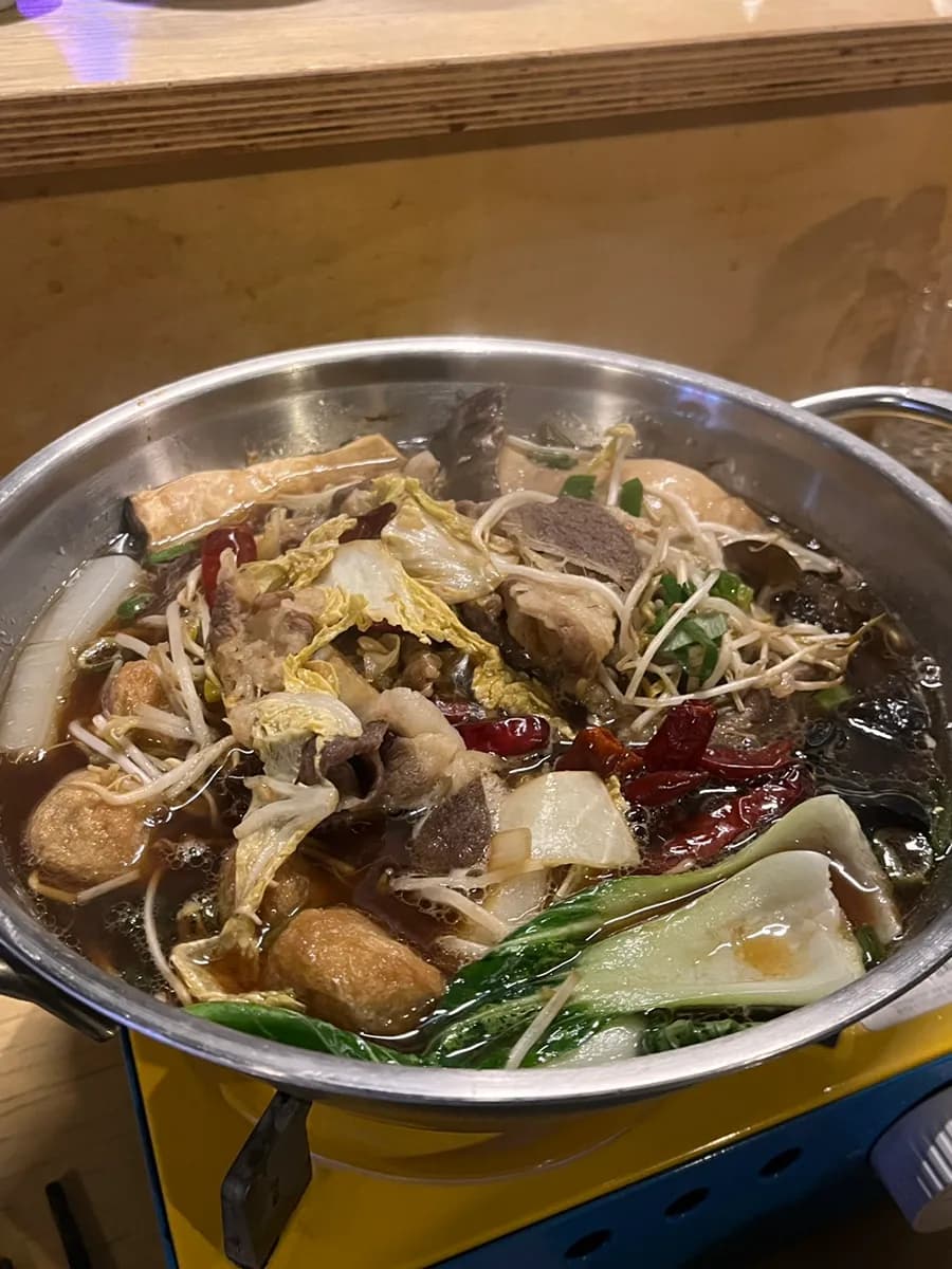 ผักและเนื้อในหม้อสุกี้ยากี้