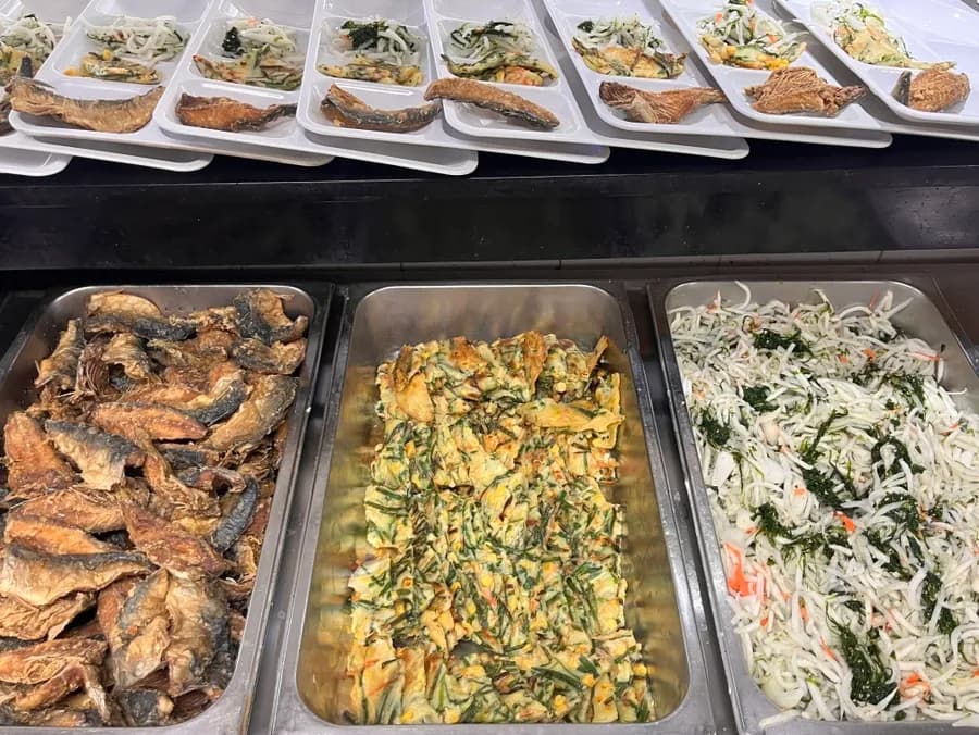 韓國醫院食堂的部隊鍋餐盤與配菜