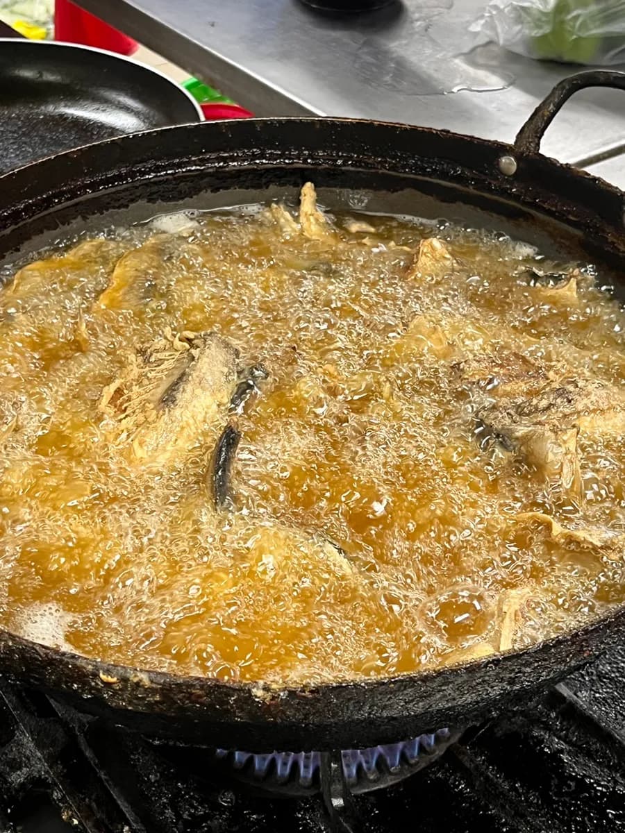 韓國醫院食堂的部隊鍋餐盤與配菜