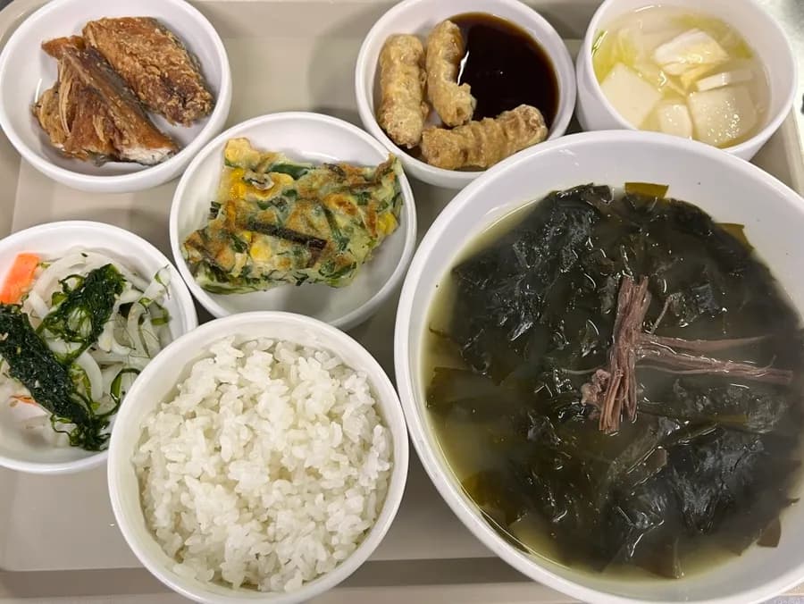 韓國醫院食堂的部隊鍋餐盤與配菜