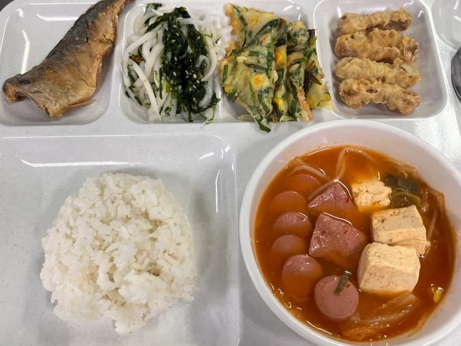 韓國醫院食堂的部隊鍋餐盤與配菜